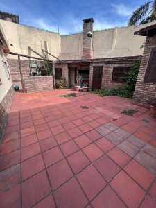 Venta de casa con renta en La Blanqueada, 3 dorm, 2 baños, patio gde