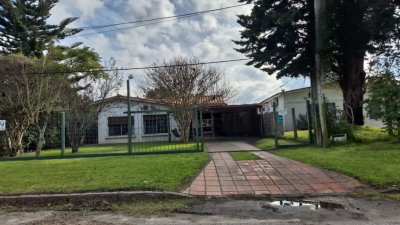 Venta Casa, Las Toscas,  4 dormitorios, más apartamento al fondo de 1 dormitorio y baño.