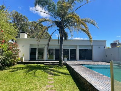 Casa de 4 dormitorios con piscina sobre la rambla de Atlantida