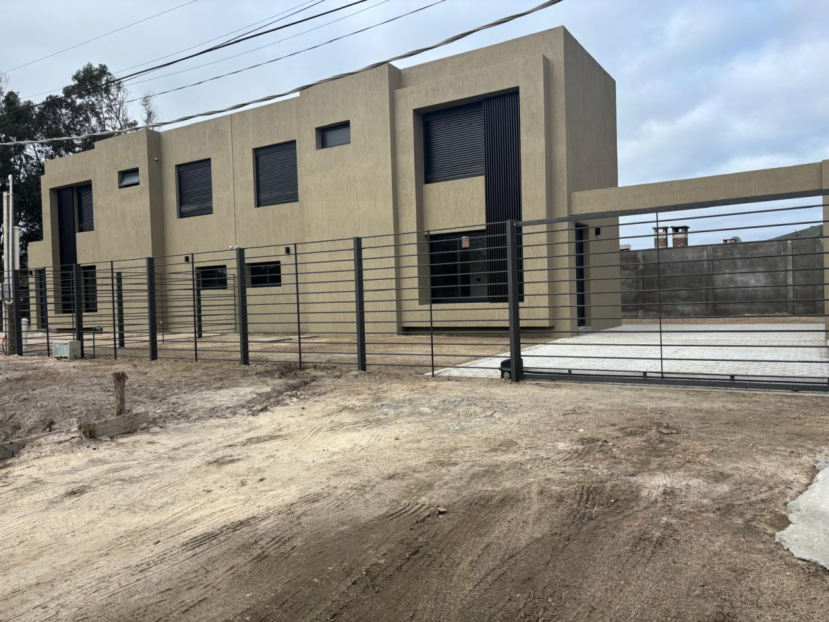  Venta casa a estrenar en Shangrila, a 1 de Rambla y fondo parrillero 