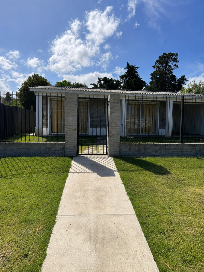  Casa en calle Wenceslao Varela 2 dormitorios, garage techado parrillero y gran parque