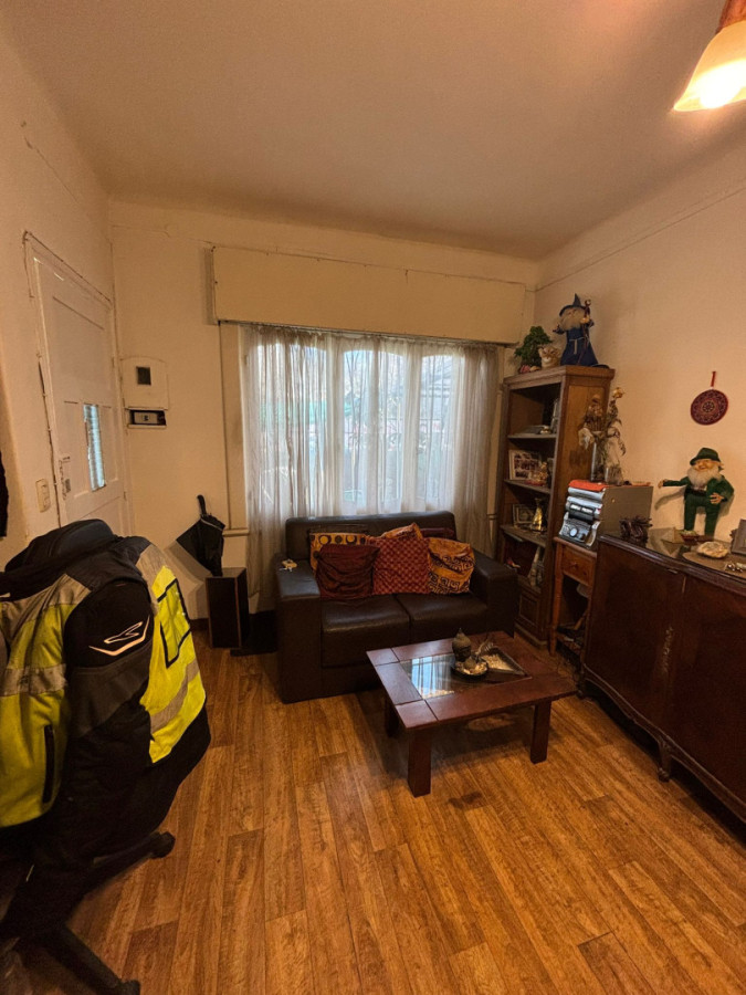 Venta de Casa de dos dormitorios con cochera y patio en Jacinto Vera 