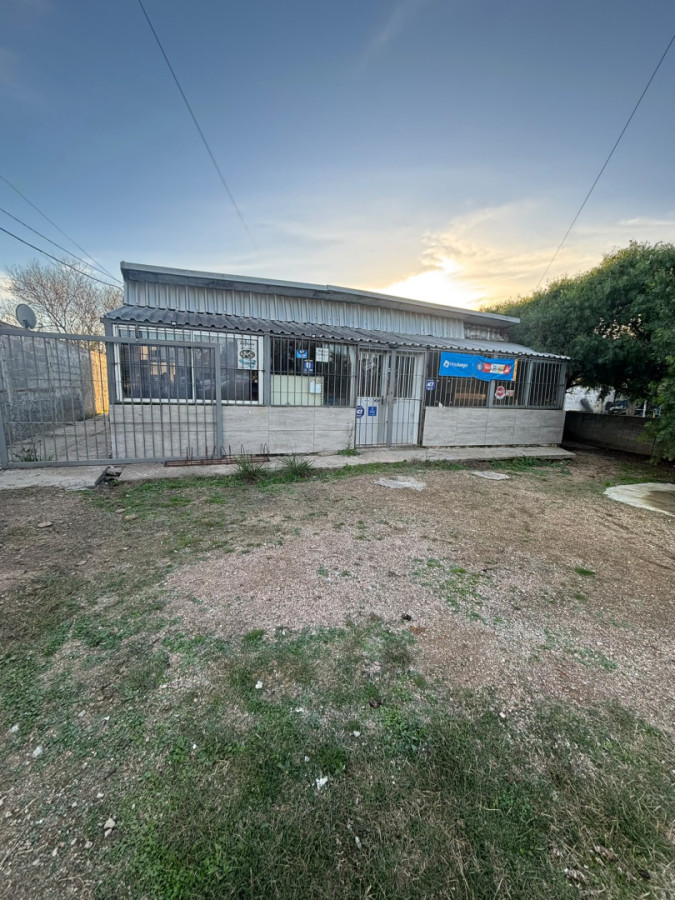 Inversion, venta local comercial y tres apartamentos, Los Aromos