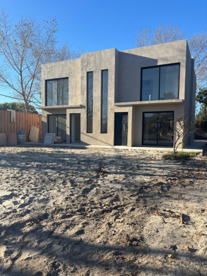 Venta de 3 casas a estrenar a 200 mts de la Rambla en Parque de Solymar
