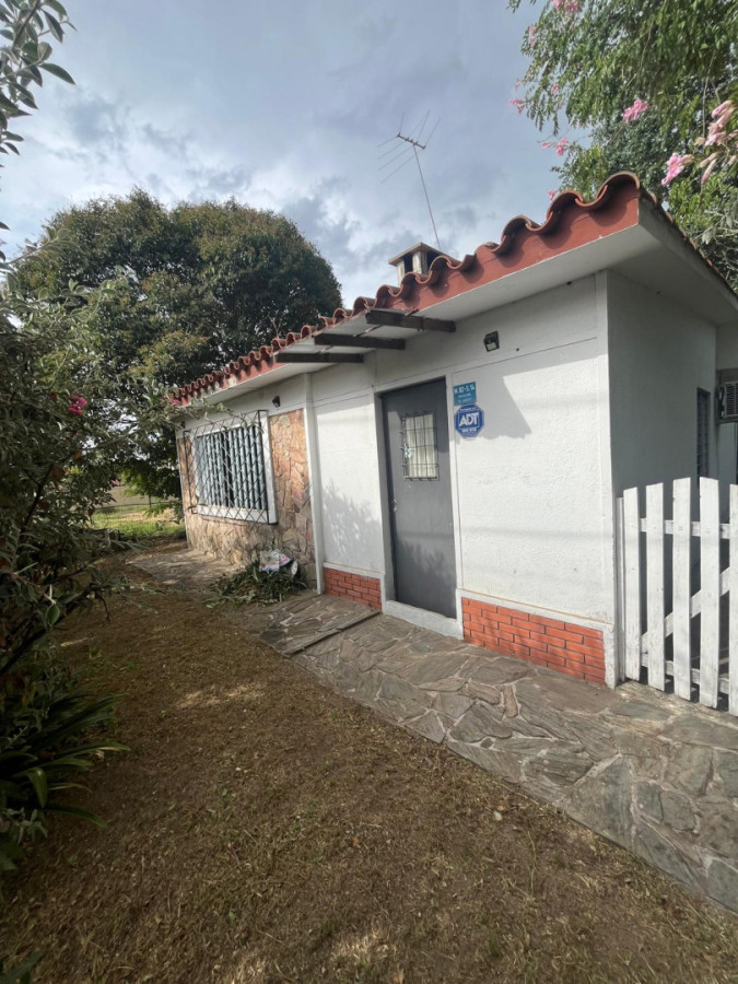 Venta de casa en Salinas, 1 dormitorio y demás