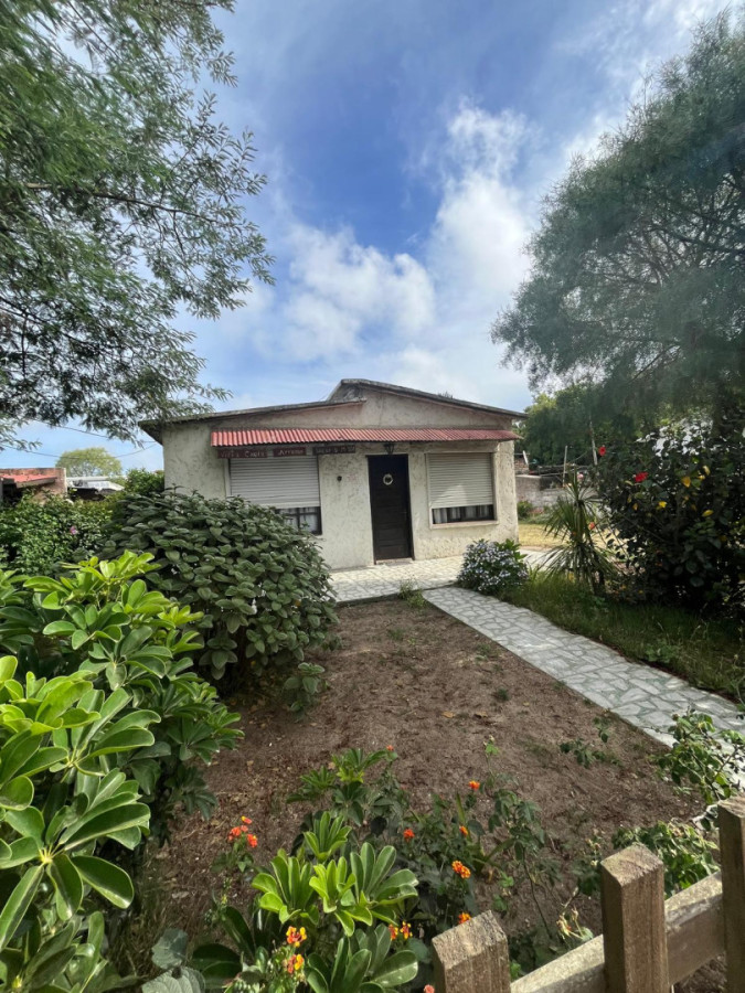 Venta de casa en Salinas, 2 dormitorios y demas