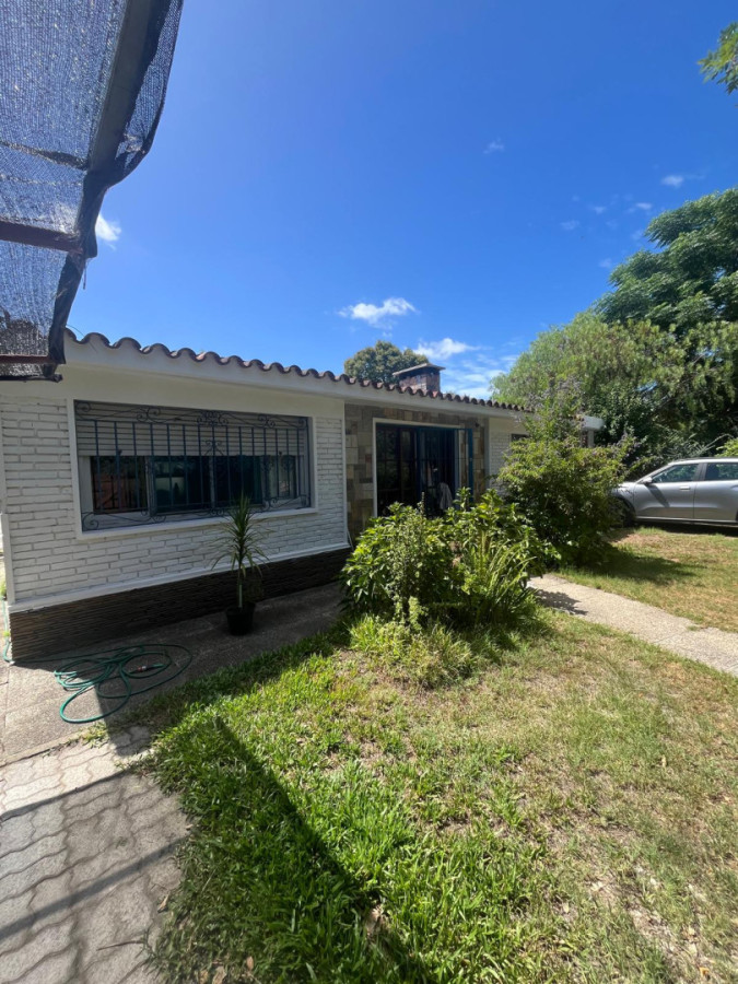 Venta de casa en Salinas sur, 2 dormitorios, apartamento y piscina