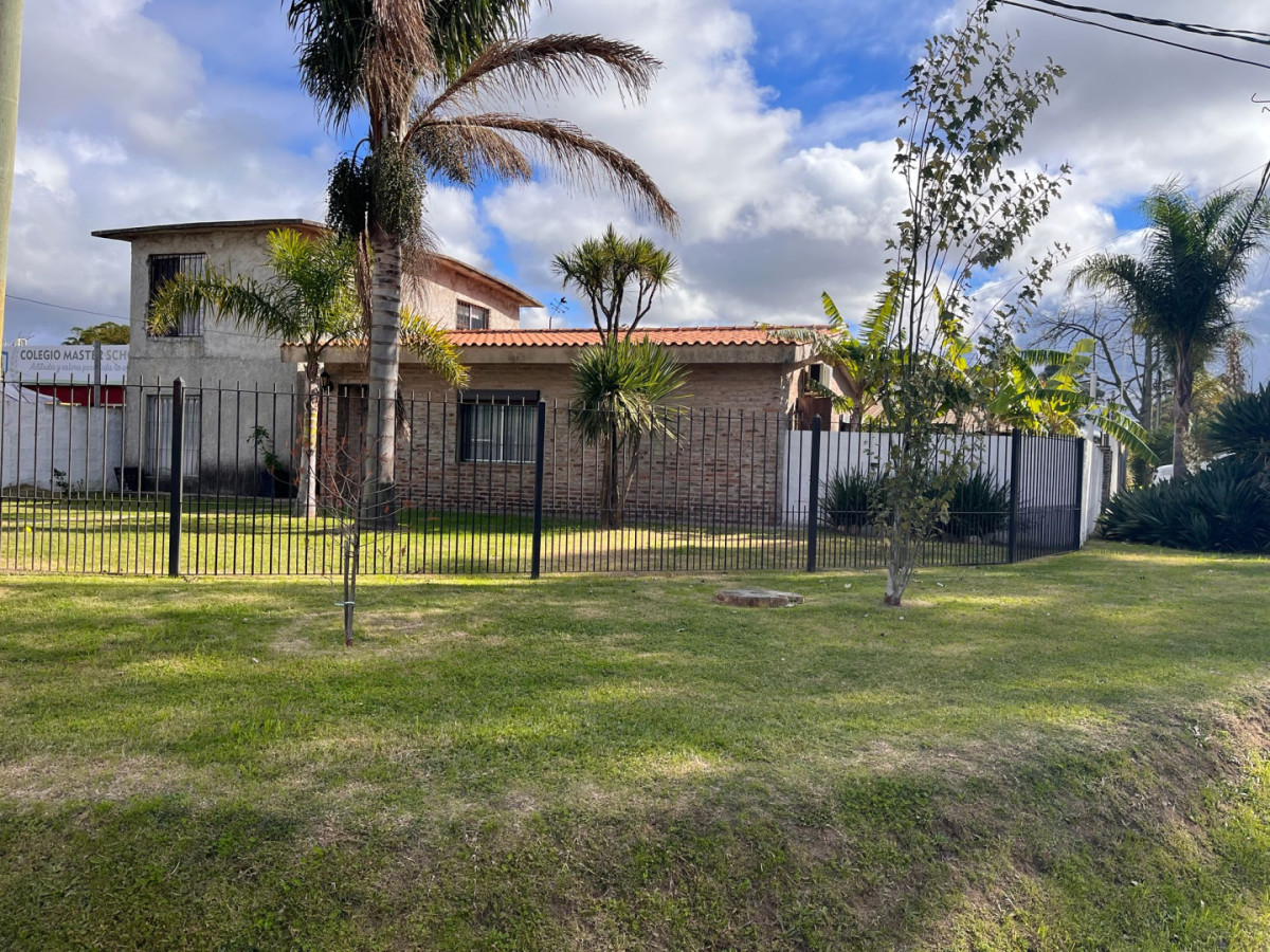 Casa en venta en Lagomar de 2 dormitorios, mas apto de 3 dorm