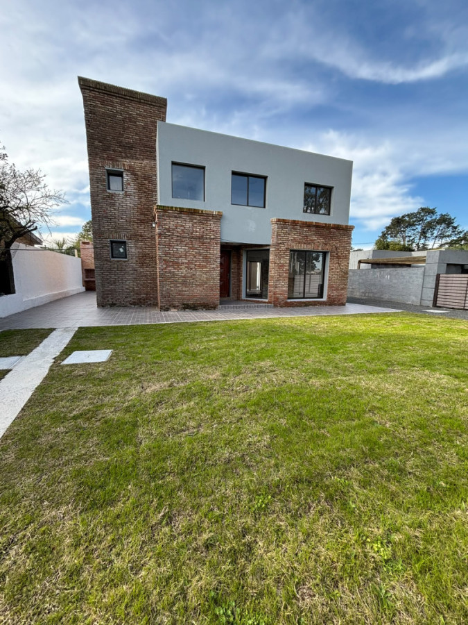 Casa en venta a estrenar en Lomas de Solymar 5 dormitorios 2 baños