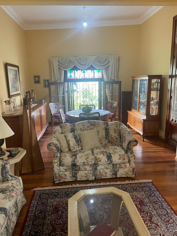 Venta casa Pocitos, 3 dorm,3 baños, estar enorme con hogar a leña, escritorio, fondo,padrón único,garaje