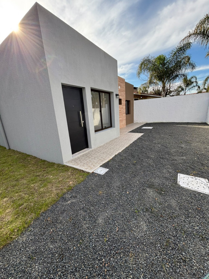 Casa en venta a estrenar en Lomas de Solymar 3 dormitorios 2 baños parque con parrillero