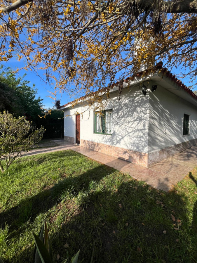 Venta de casa en Neptunia Sur, Chalé de tejas, 3 dormitorios