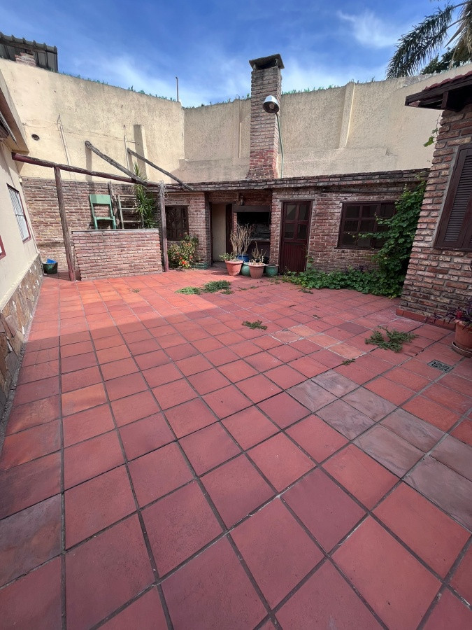 Venta de casa con renta en La Blanqueada, 3 dorm, 2 baños, patio gde