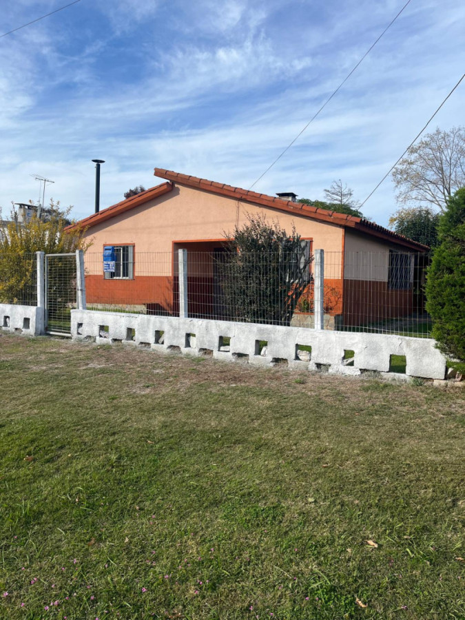 Venta de casa en Salinas, chalé de tejas, 3 dormitorios