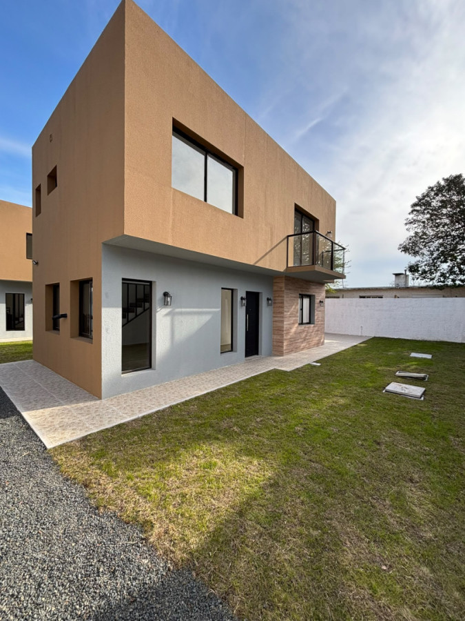 Casa en venta en Lomas de Solymar a estrenar 3 dormitorios 2 baños parrillero y parque