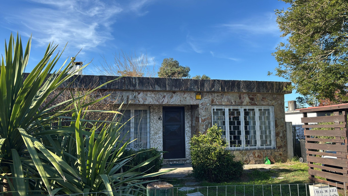Casa a la venta en Solymar, 2 dormitorios, jardin y cochera