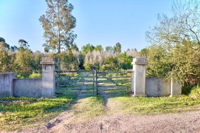 Venta chacra Pando, 4 hectareas, con casa principal de 4 dorm y casa de caseros