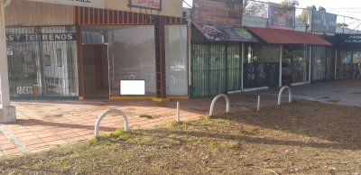 Local comercial en alquiler sobre avenida Julieta en Salinas, para usos multiples.