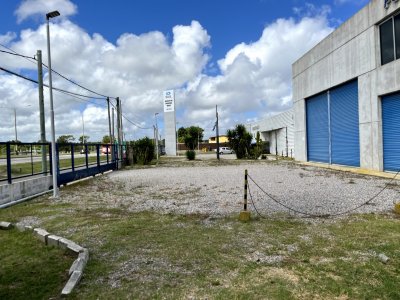 Local comercial con oficinas en venta  sobre interbalnearia 