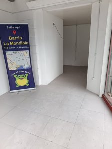 Alquier local Pocitos Nuevo sobre Rivera a mts Mvd Shopping