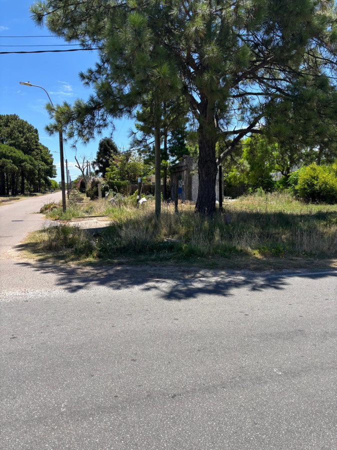 Venta   terrreno esquina al sur prox Rambla 