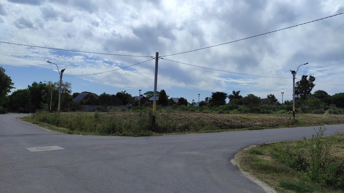   Venta  Terrenos altos y parejos. Lagomar . Hay con 20 m de frente. Suc Shangrila