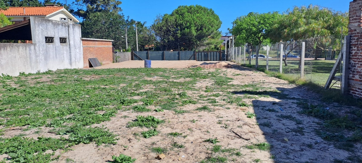 Venta deTerreno en Atlantida a pocos metros de playa, sobre Avenida.