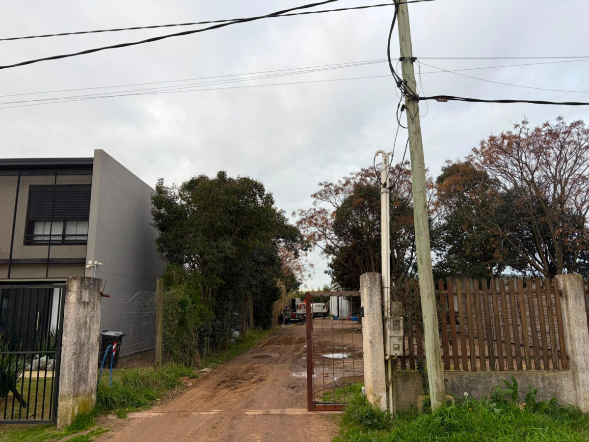Terreno de 2200 m2 con casa y galpón
