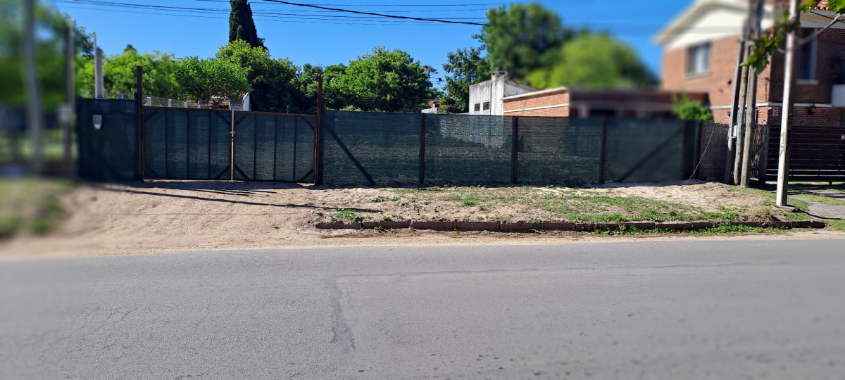 Venta deTerreno en Atlantida a pocos metros de playa, sobre Avenida.