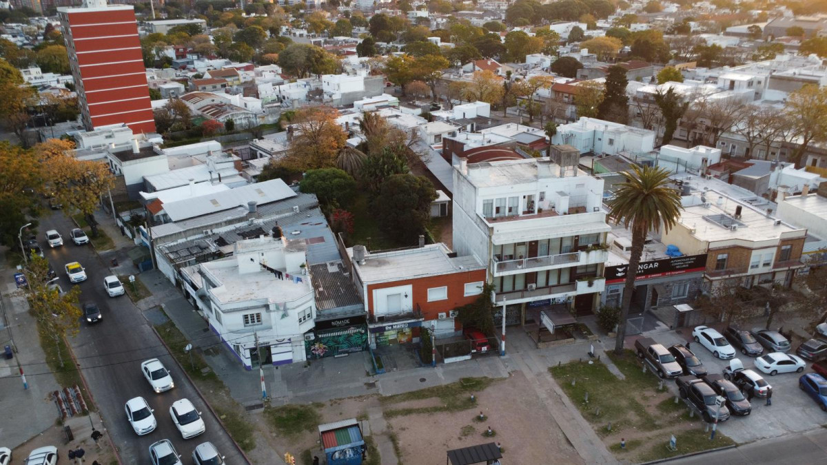 Venta Terreno Esquina Con fondo Sobre Avenida con Altura La Blanqueada