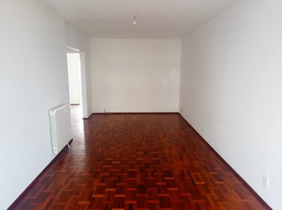 Alquiler apartamento, 2 dormitorios, de estilo, a nuevo, gge, a metros Rambla!!!!