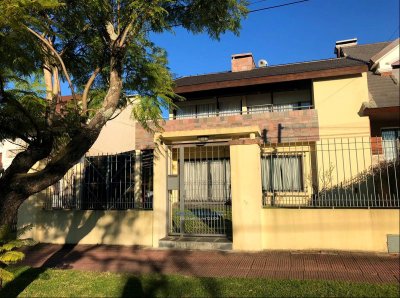 Hermosa Casa De 4 Dormitorios En Carrasco.