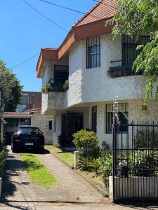 Casa De 3 Dormitorios Con Otra Casa Al Fondo