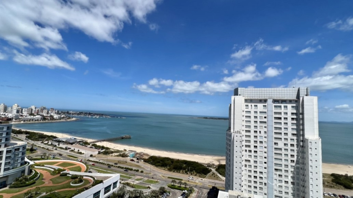 Departamento dos dormitorios dos baños en suite Season Tower Playa Mansa Punta del Este