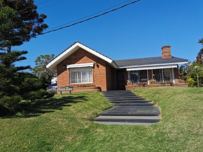 Casa cuatro dormitorios tres baños habitación servicio parrilla Playa Mansa Punta del este