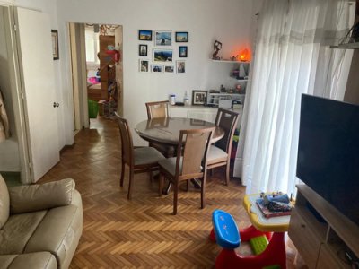 Venta Apartamento 2 Dormitorios, Al Frente Y A Pasos De La Rambla.