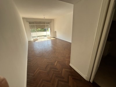 Venta Apartamento En Ciudad Vieja 3 Dormitorios 2 Baños Balcón Al Frente