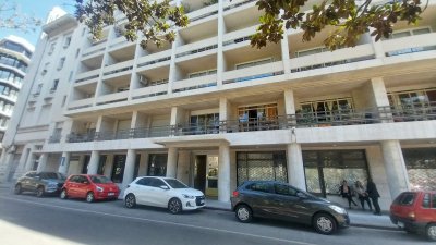 Venta Con Renta Apartamento 2 Dormitorios Contrafrente Muy Luminoso Ciudad Vieja