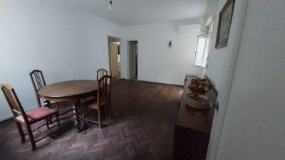 Alquiler o Venta Apartamento En Ciudad Vieja 2 Dormitorios Sobre Plaza Zabala