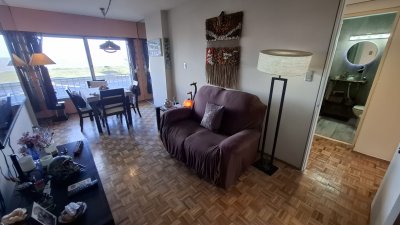 Venta Apartamento De 2 Dormitorios Al Frente Sobre Rambla República De Chile En Malvín