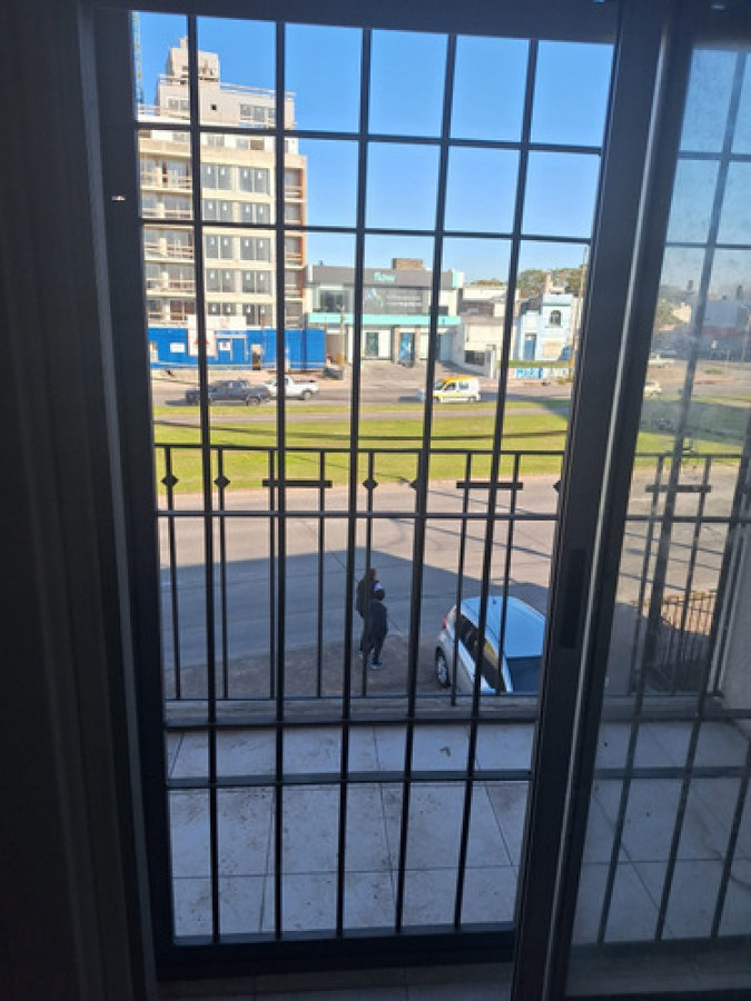 Alquiler Apartamento Tipo Casa Malvín 2 Dormitorios y Garaje Para 2 Autos