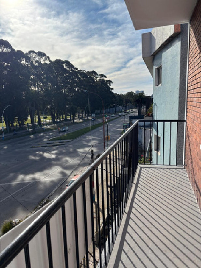 Apartamento al Frente: 2 Dormitorios, 2 Baños Y Balcón en La Blanqueada