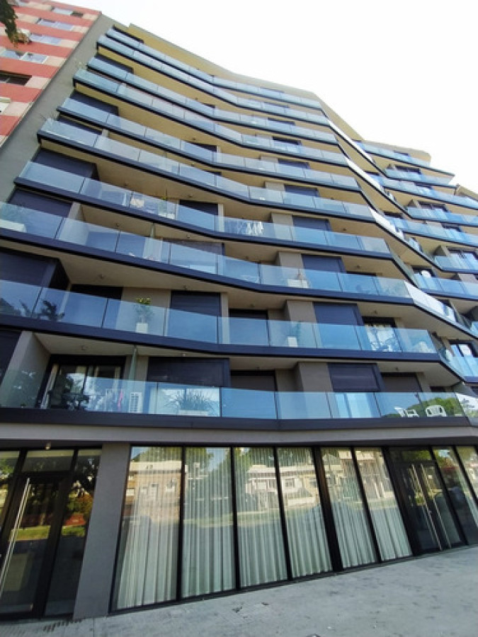 Alquiler De Apartamento 1 Dormitorio Con Terraza Y Balcón, Cochera, Impecable, En La Blanqueada.