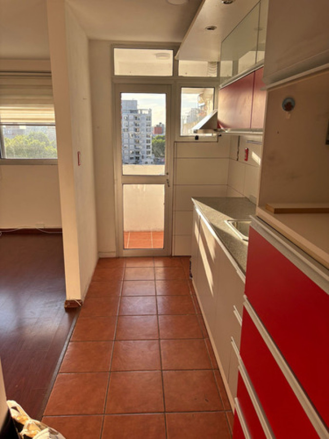 Alquiler De Apartamento 3 Dormitorios, Balcón, Impecable En El Centro 