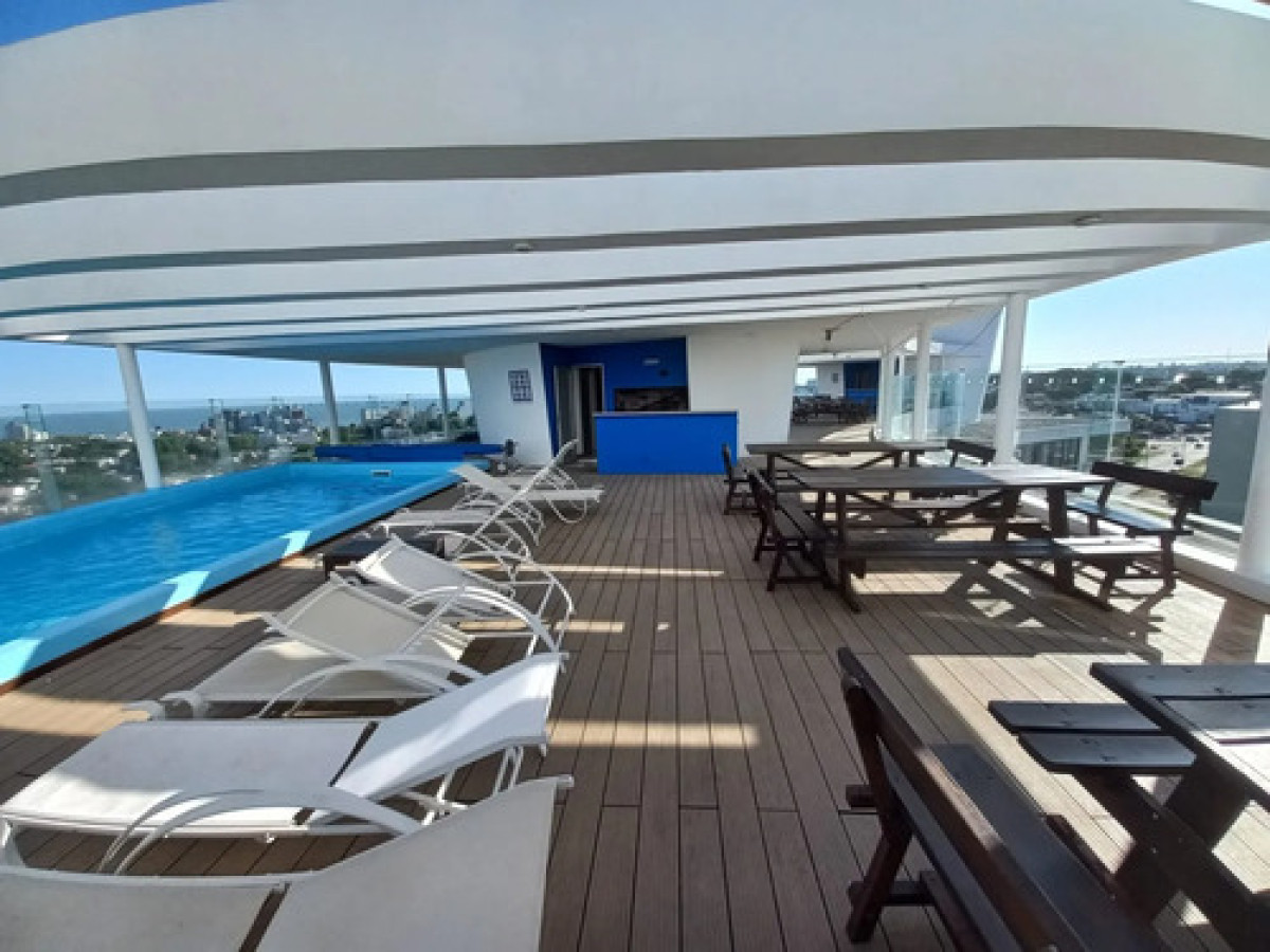 Apartamento De 2 Dormitorios Con Piscina Y Gym A 5 Cuadras De La Rambla En Malvin.