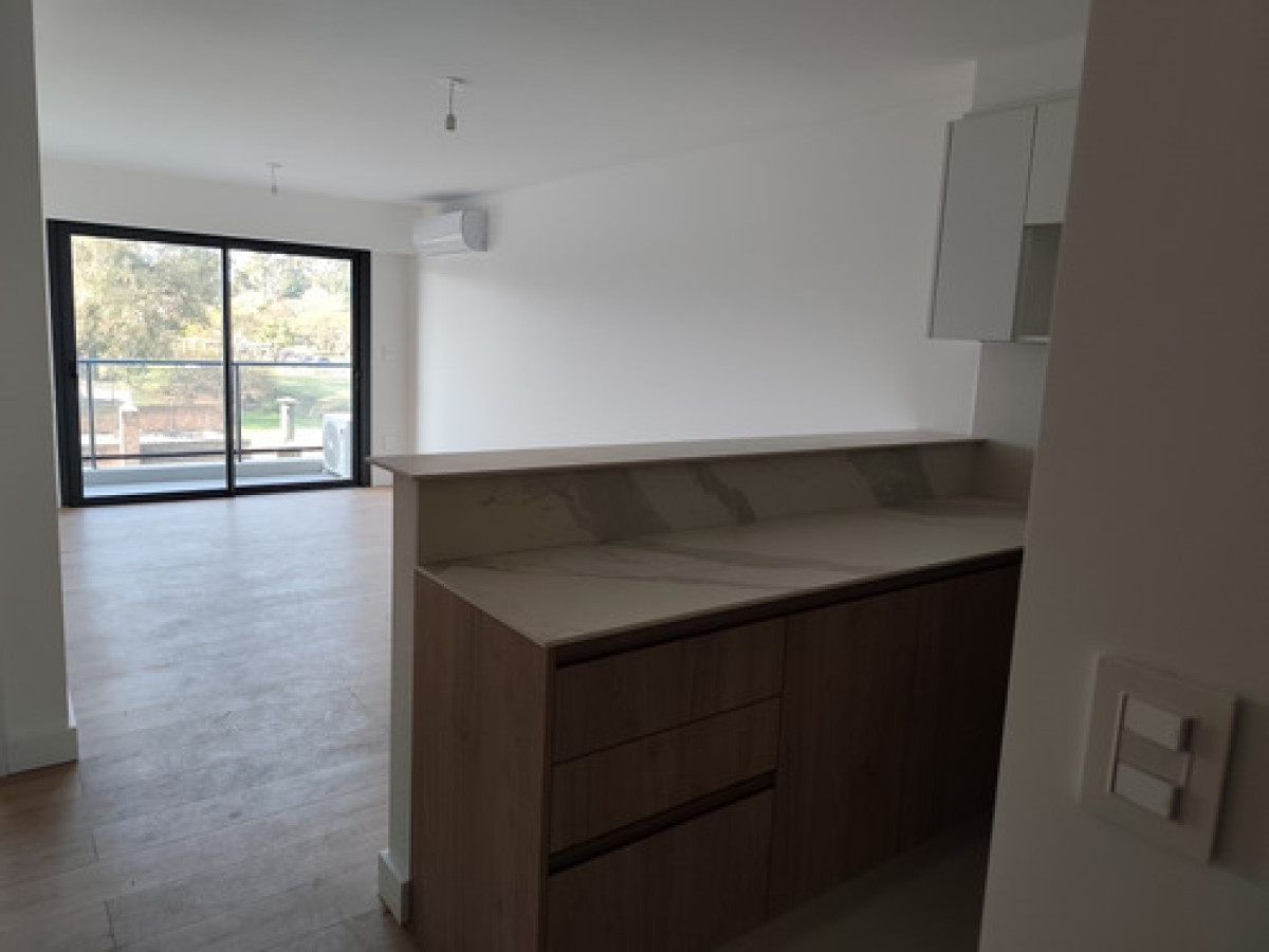 Apartamento Semiamueblado De 1 Dormitorio Con Balcón y Garaje 