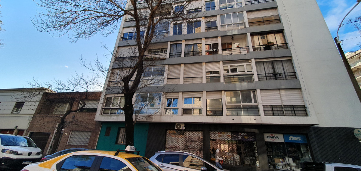 Alquiler Y Venta Apartamento 2 Dormitorios, Balcón Y Garaje En Pocitos 