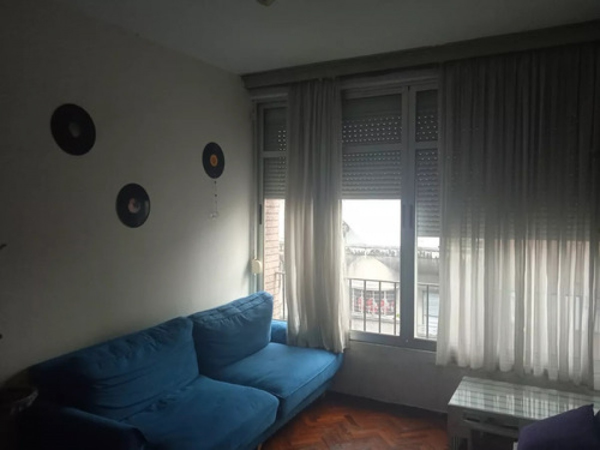 Apartamento De 2 Dormitorios Al Frente Centro Bajos Gastos Comunes