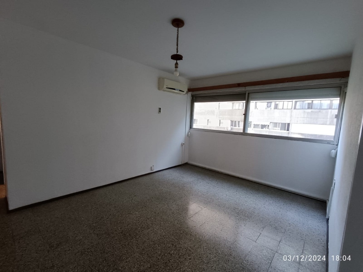 Se Vende Apartamento 1 Dormitorio Complejo Cerrado Con Comercios Estacionamiento En Malvin Norte