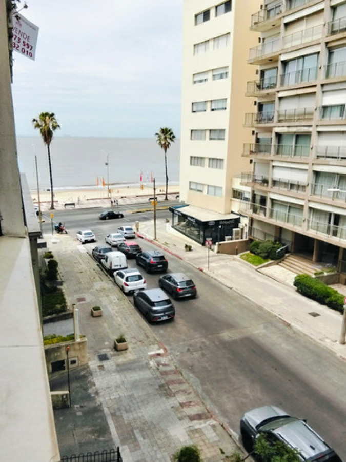 Venta o Alquiler De Apartamento 3 Dormitorios, Balcón , Cochera, Impecable , En Pocitos.